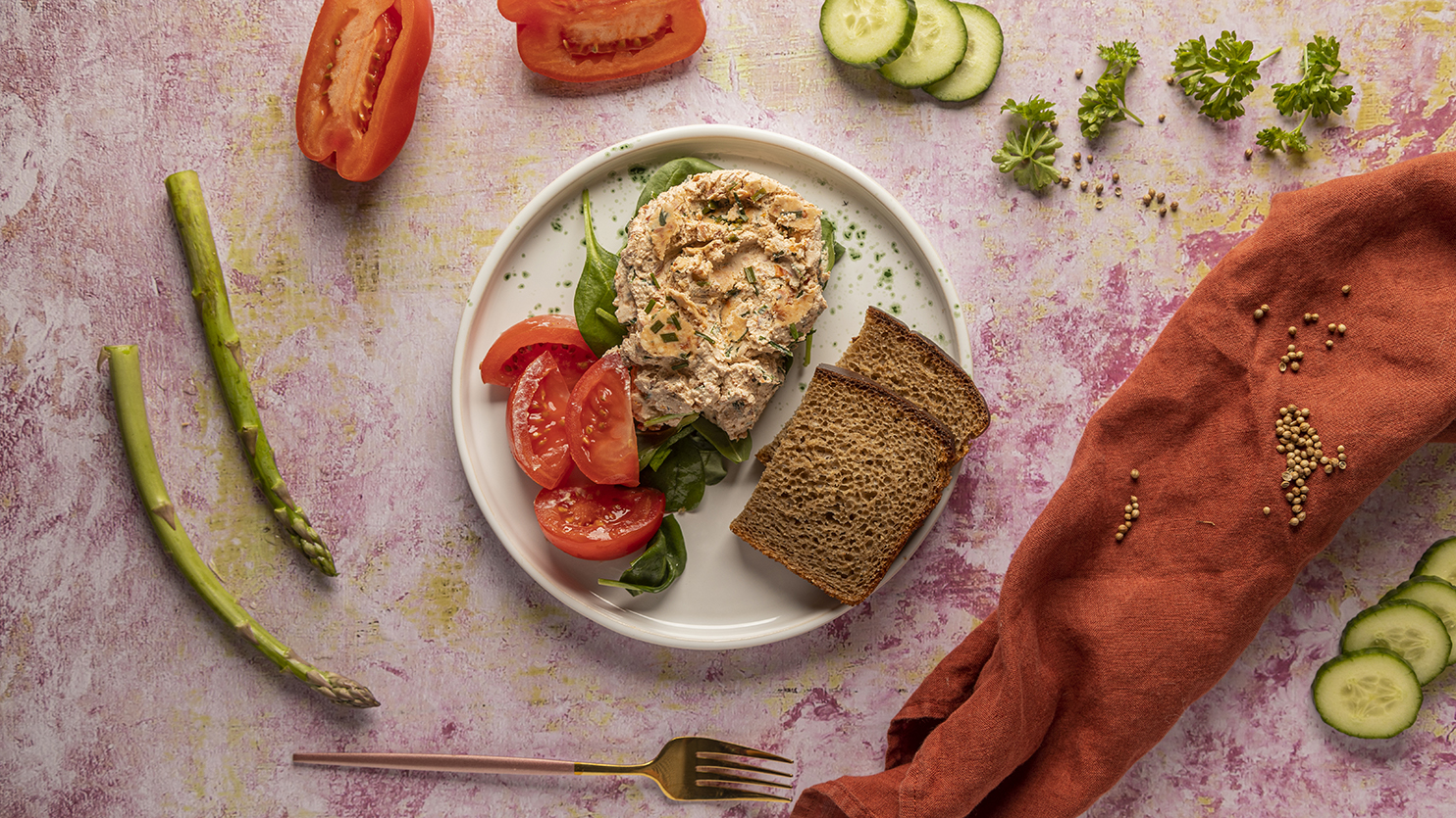 Pasta z twarożku z suszonymi pomidorami, szczypiorkiem, liśćmi szpinaku, pomidorem i ciemnym pieczywem