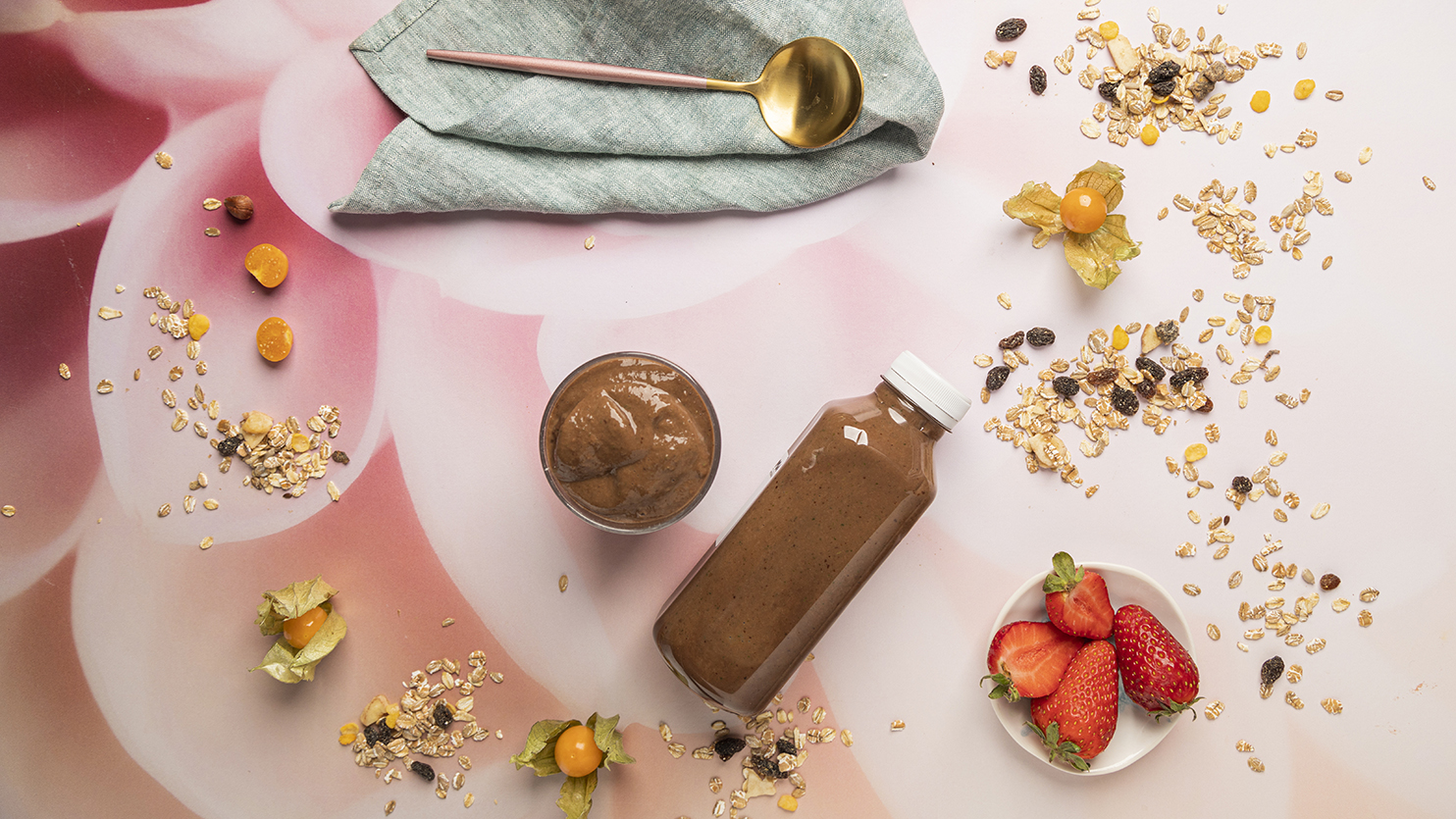 Smoothie na mleku roślinnym z kakao i orzechami