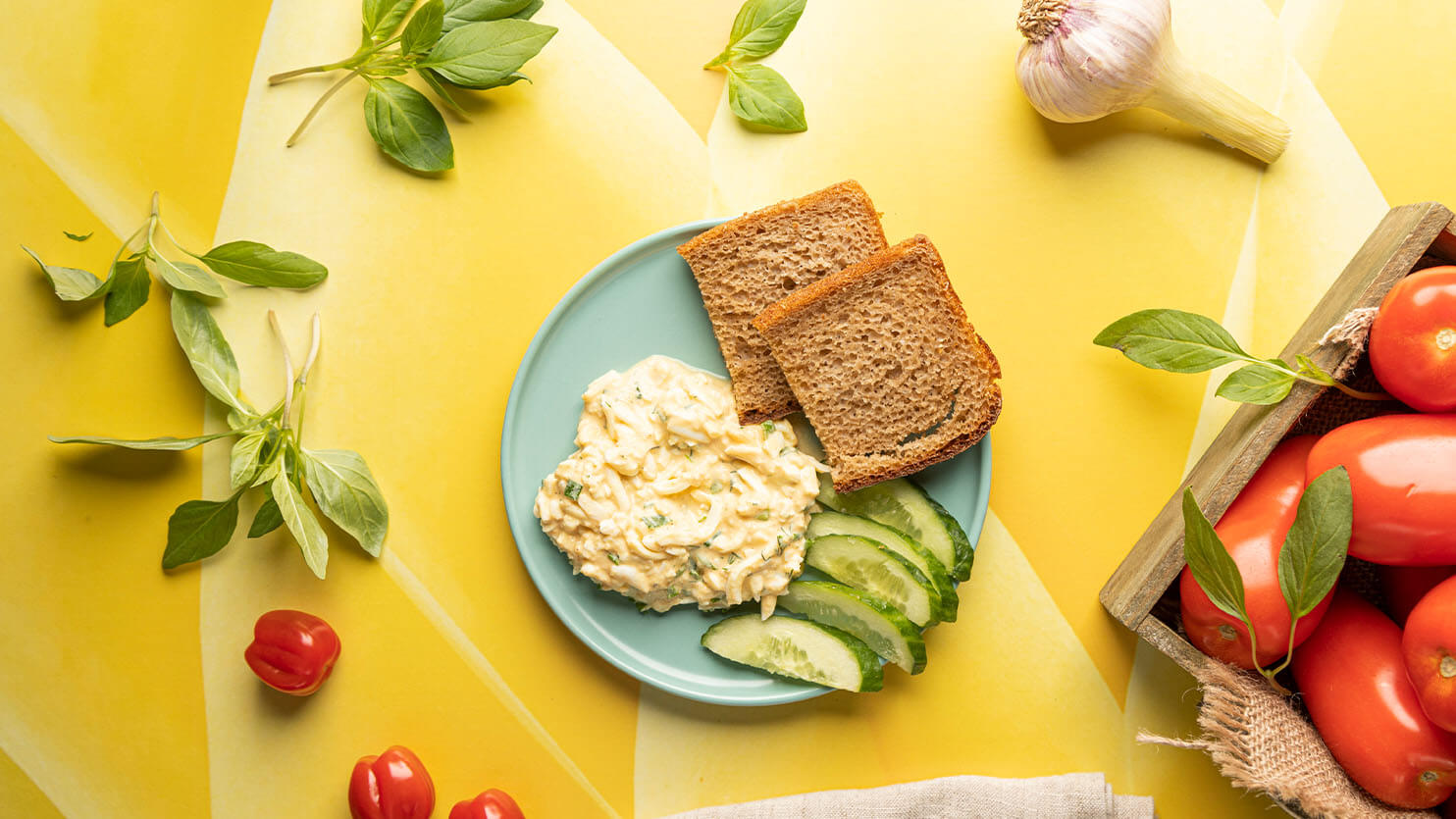 Pasta jajeczna z ogórkiem, szczypiorkiem, koperkiem i pieczywem