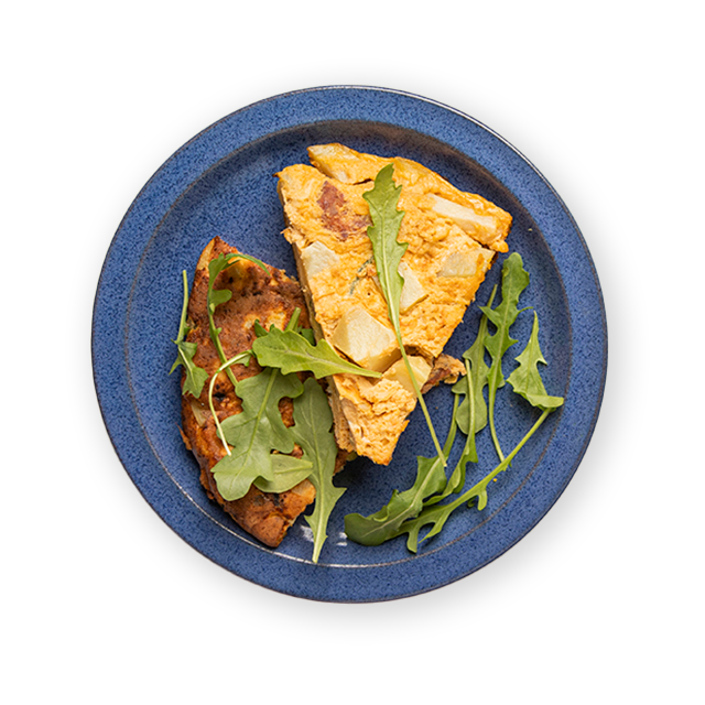 Tortilla de patatas tortilla z jajek i ziemniaków z dodatkiem papryki, cukinii i chorizo
