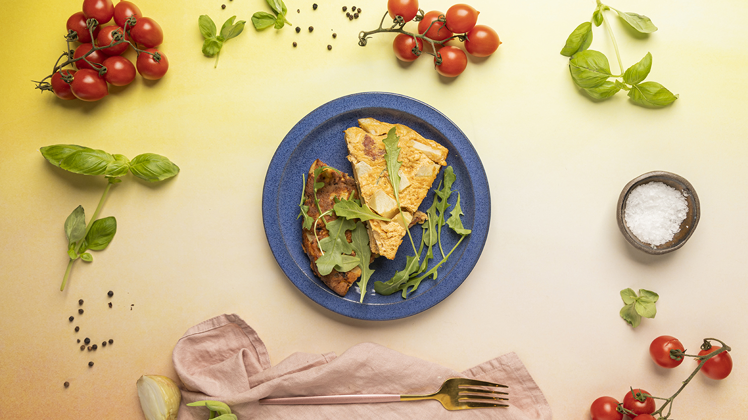 Tortilla de patatas tortilla z jajek i ziemniaków z dodatkiem papryki, cukinii i chorizo