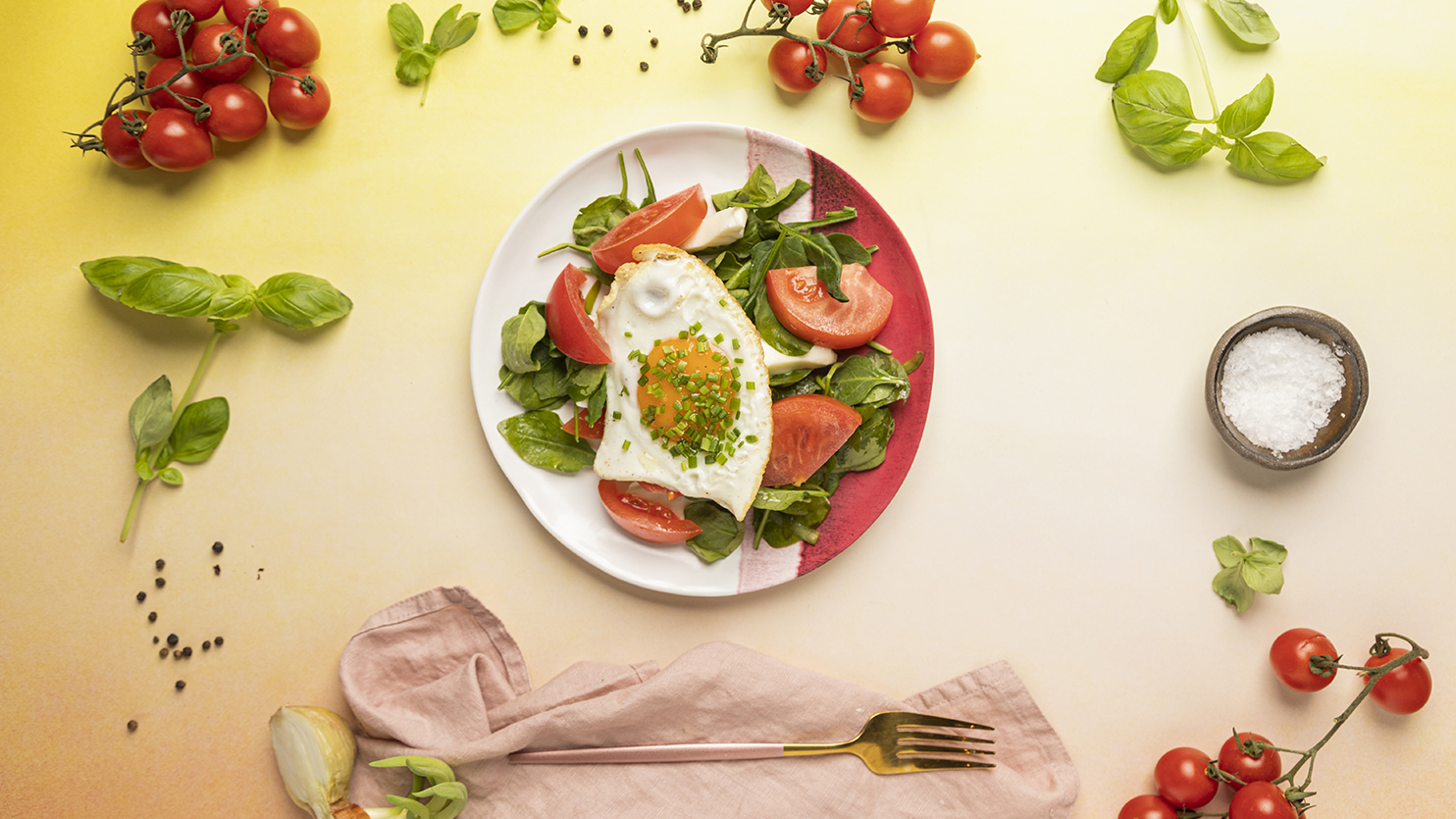 Sałatka caprese ze szpinakiem i jajkiem sadzonym