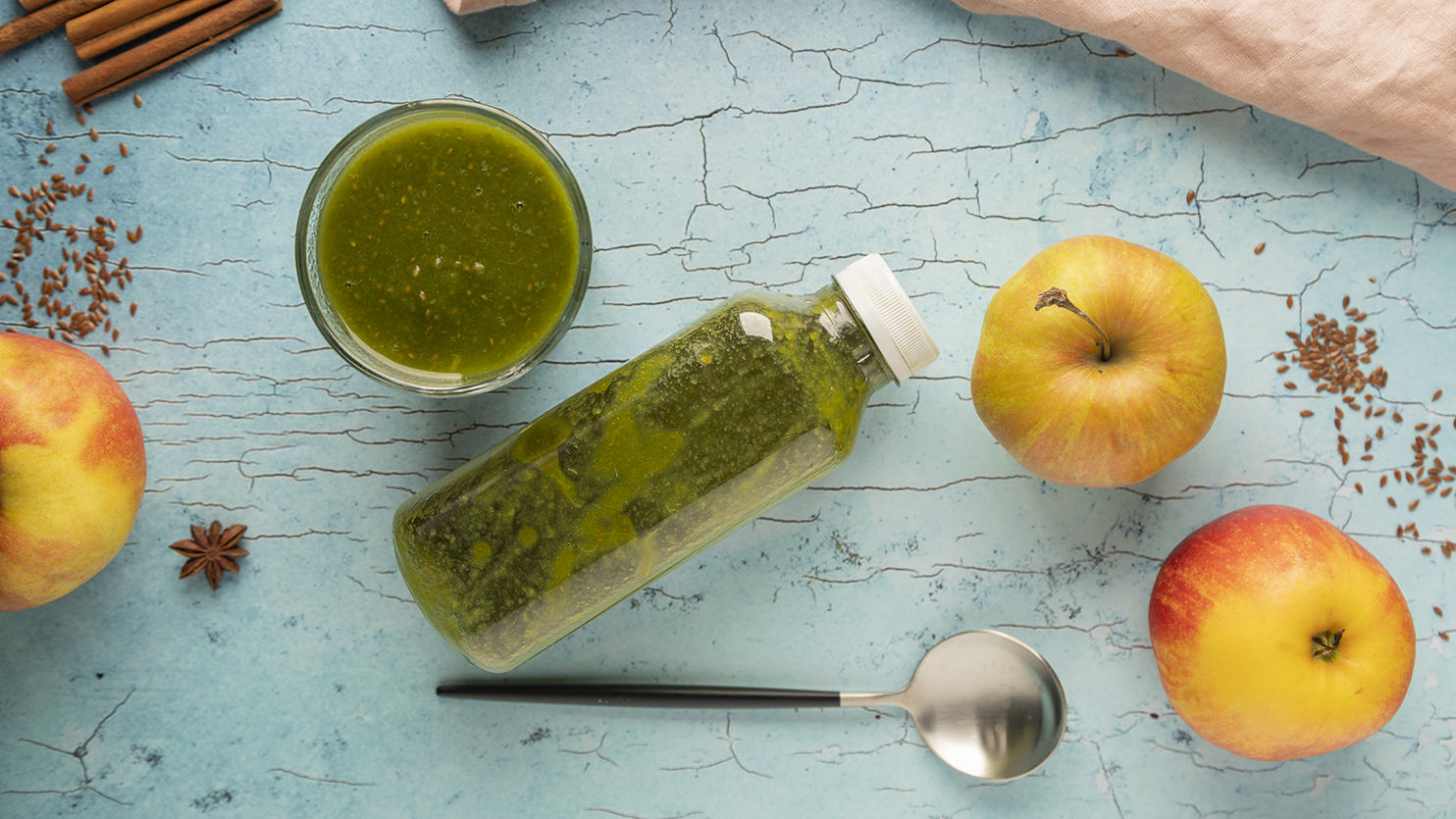 Zielone smoothie z ananasem, jabłkiem i jarmużem