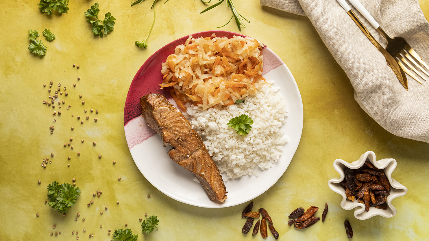 Pieczony łosoś teriyaki z ryżem i surówką z marchewki i białej rzodkwi