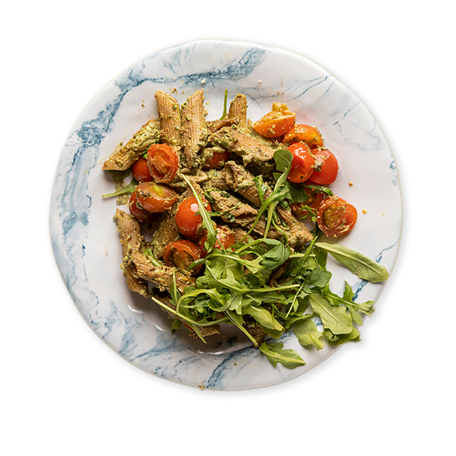 Makaron penne z kremowym, zielonym pesto i pomidorkami koktajlowymi