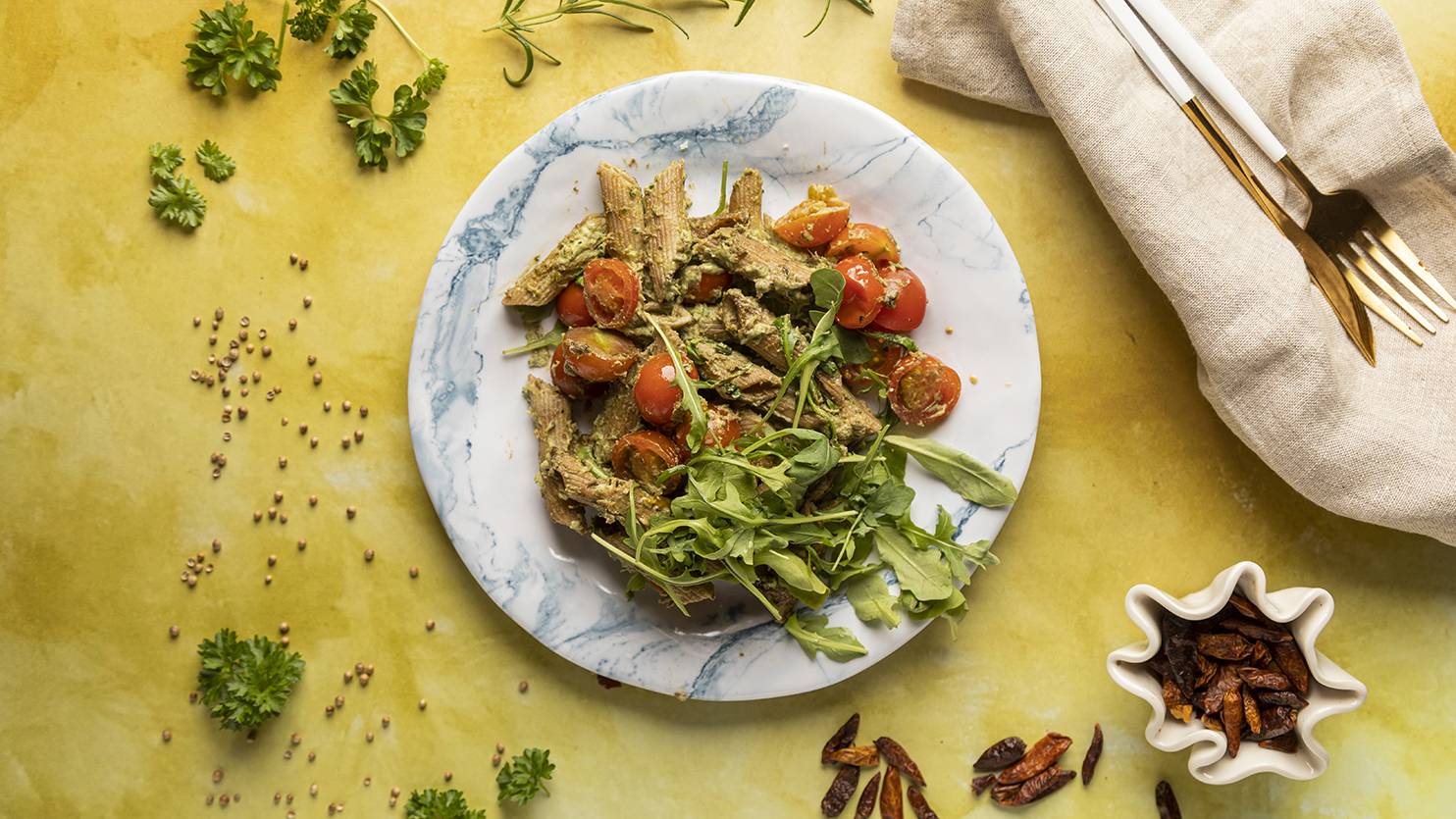 Makaron penne z kremowym, zielonym pesto i pomidorkami koktajlowymi