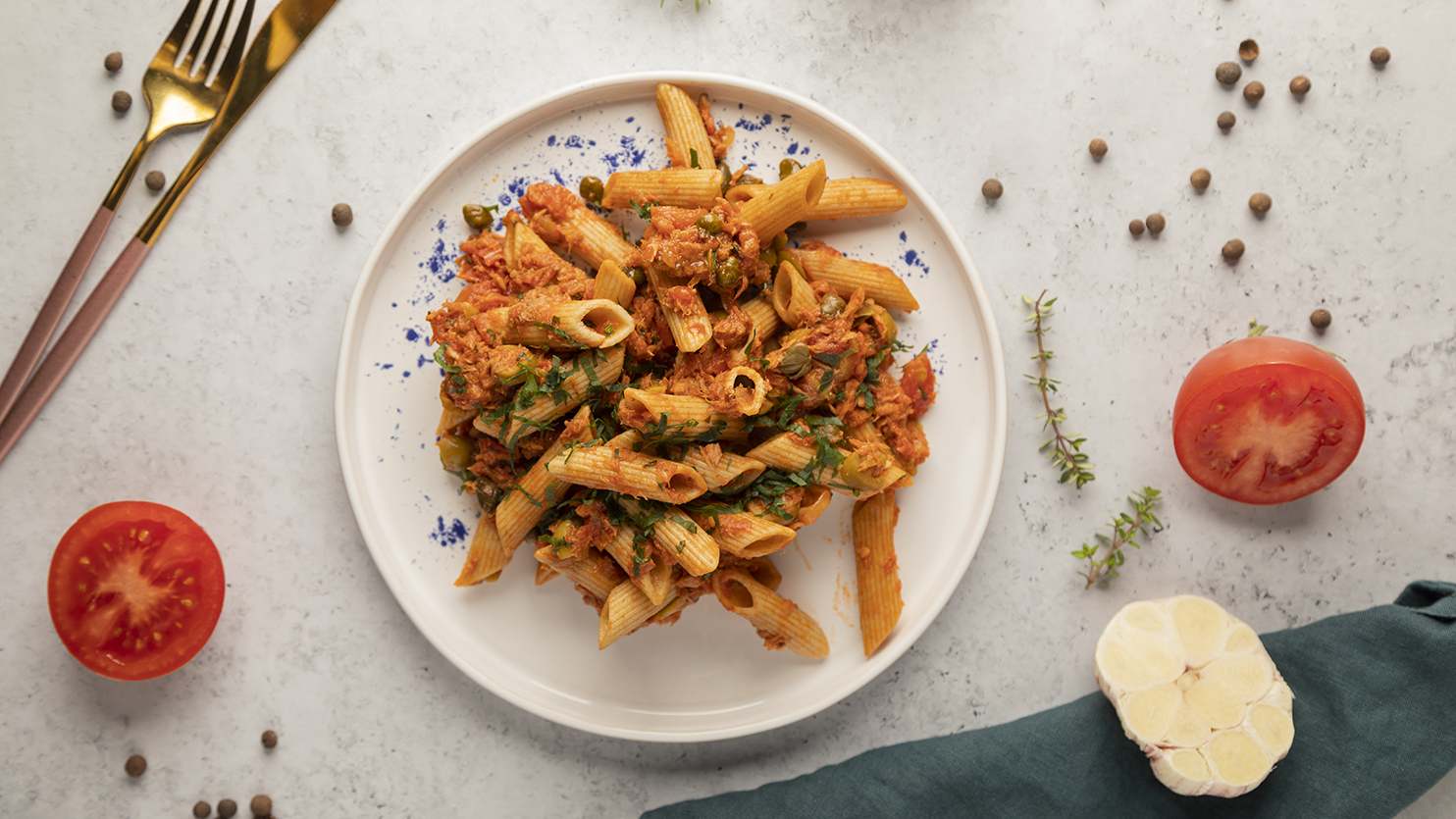 Pomidorowe penne z tuńczykiem, kaparami i oliwkami