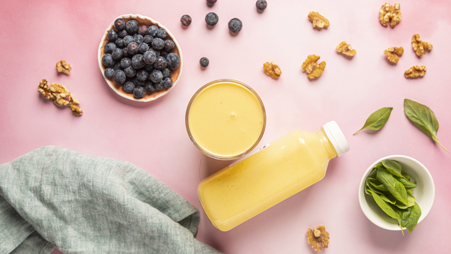 Jogurtowo-mleczny koktajl z miętą i mango