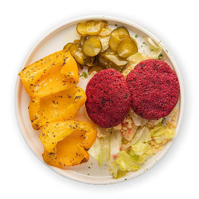 Burger z buraka, jajka, pieczonej papryki i kuskusu