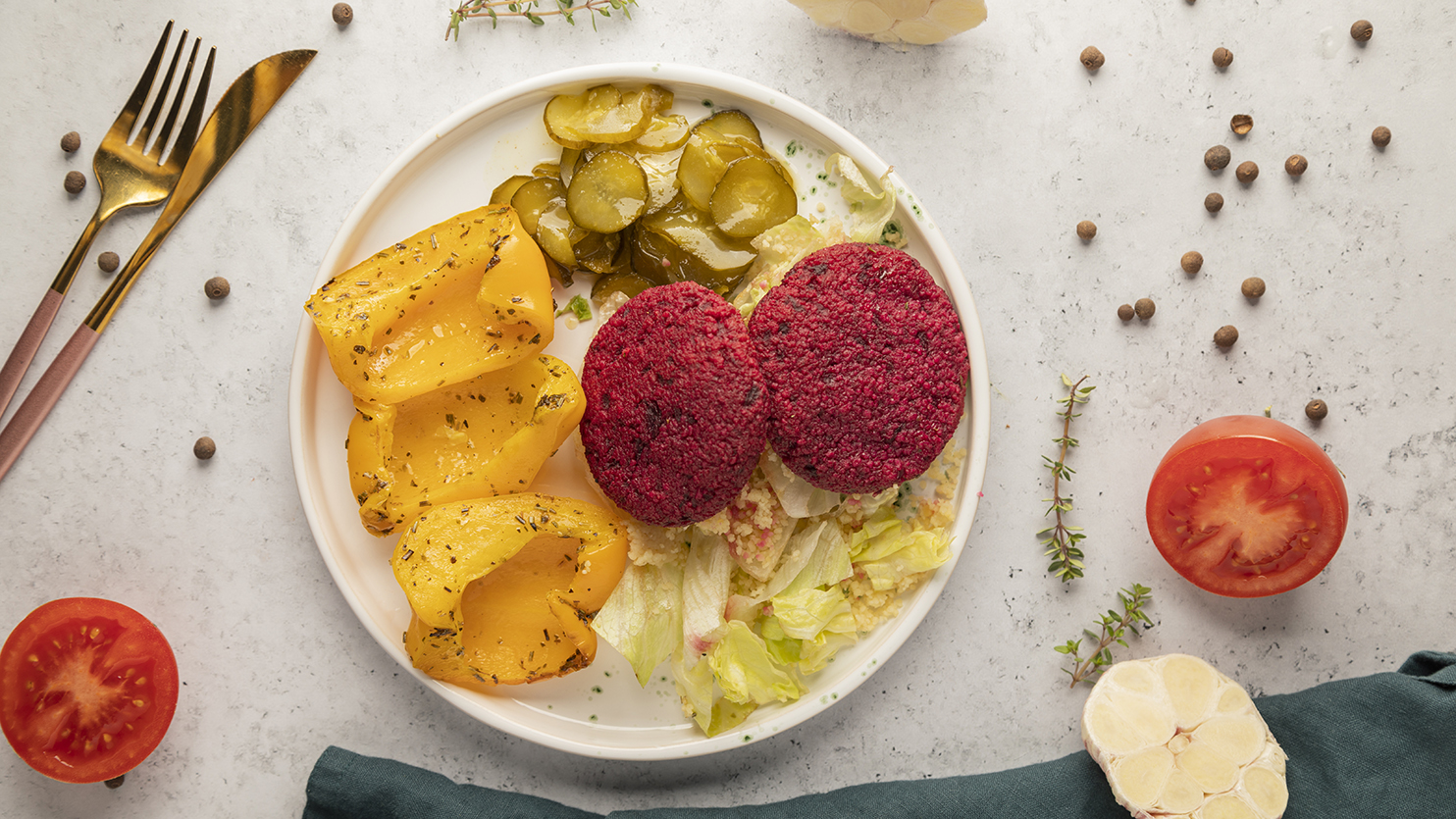 Burger z buraka, jajka, pieczonej papryki i kuskusu