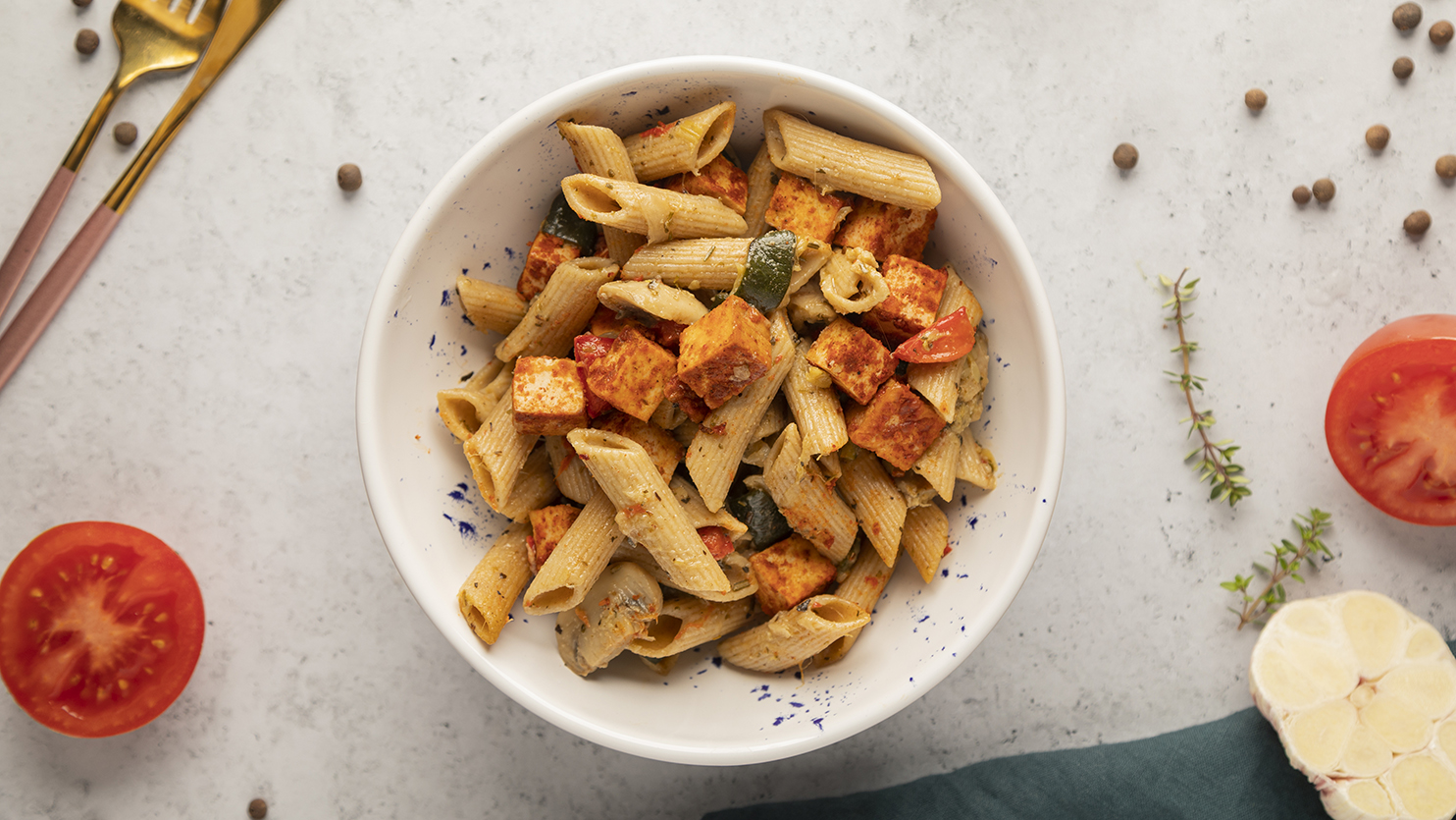 Makaron z wędzonym tofu, pieczarkami i cukinią