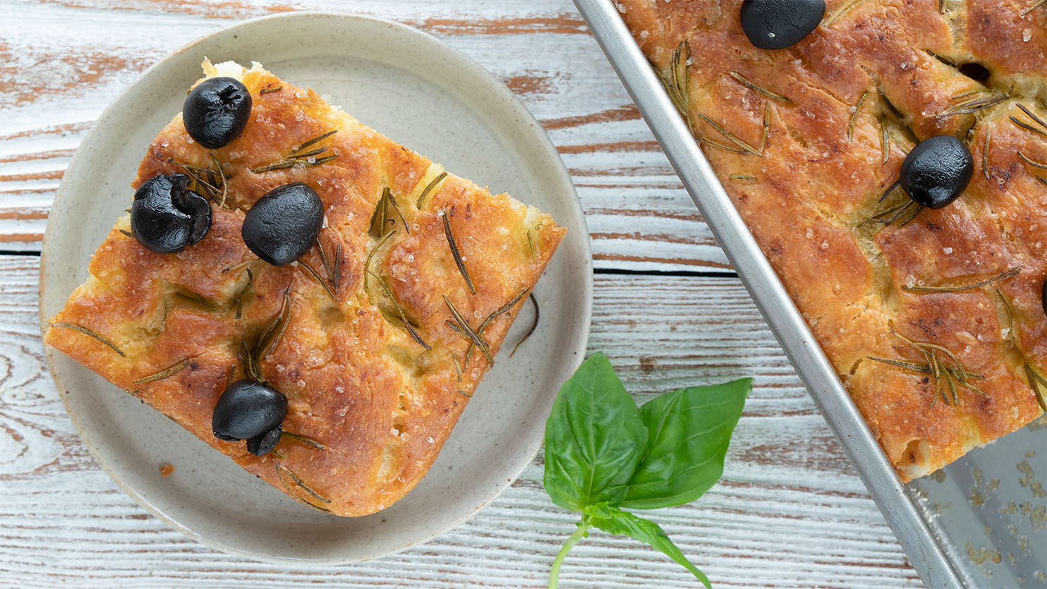Focaccia z oliwkami, rozmarynem i skórką z cytryny