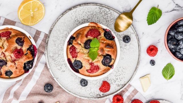 Muffiny z białą czekoladą i owocami