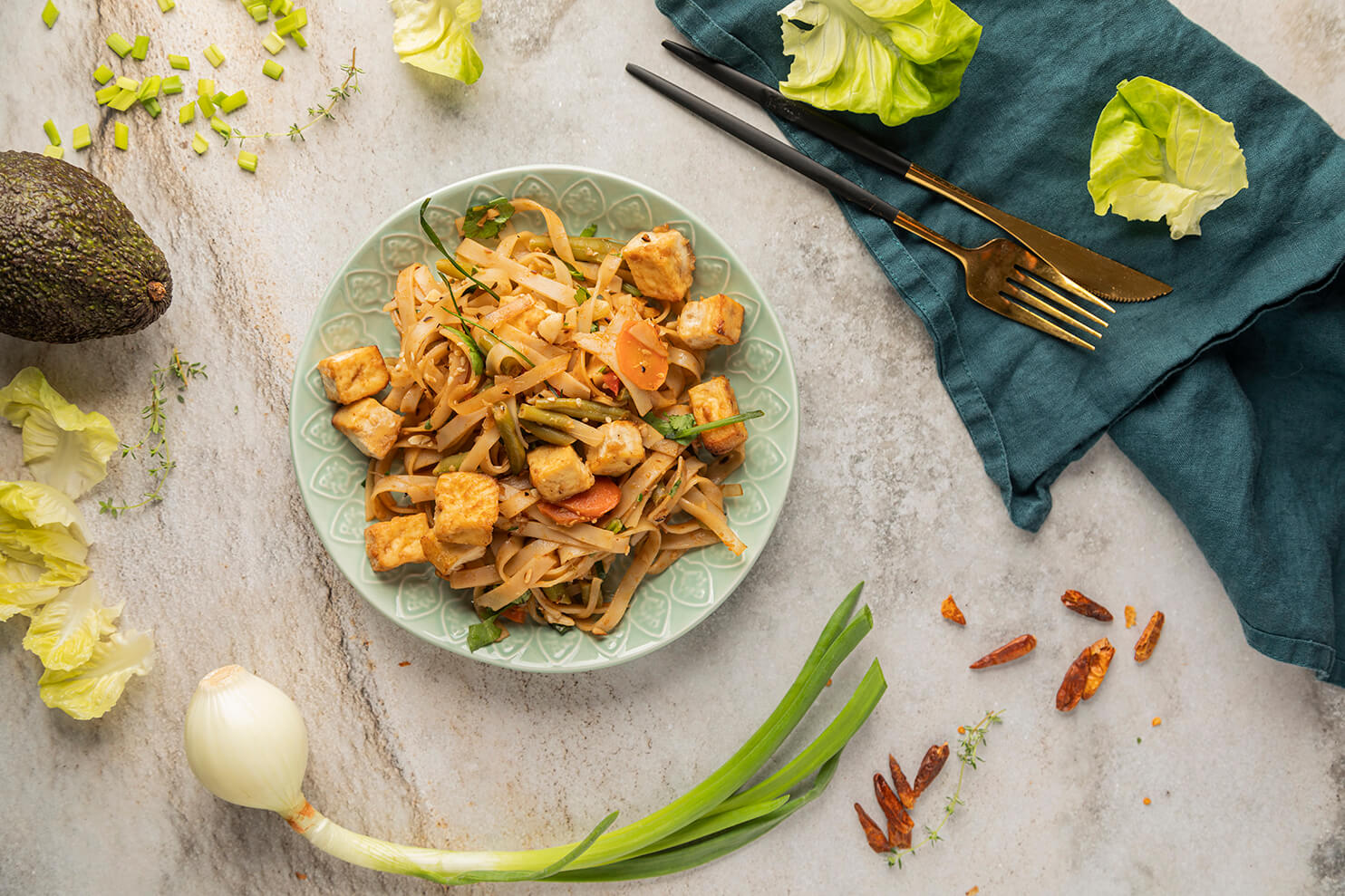 Makaron ryżowy z fasolką szparagową i tofu w sosie a la teriyaki