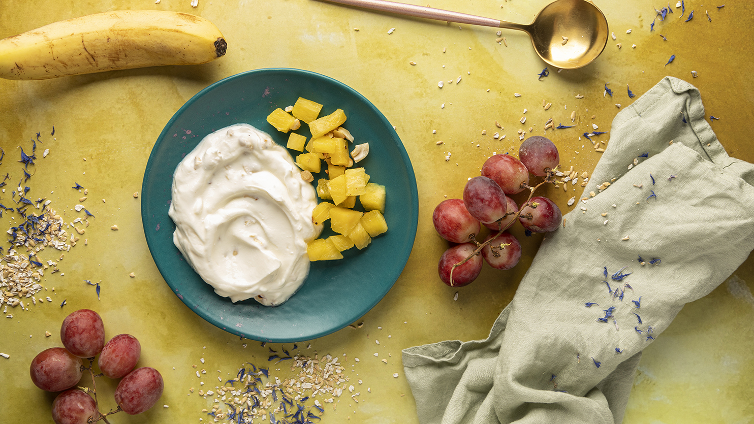 Jogurt grecki z miodem i orzechami