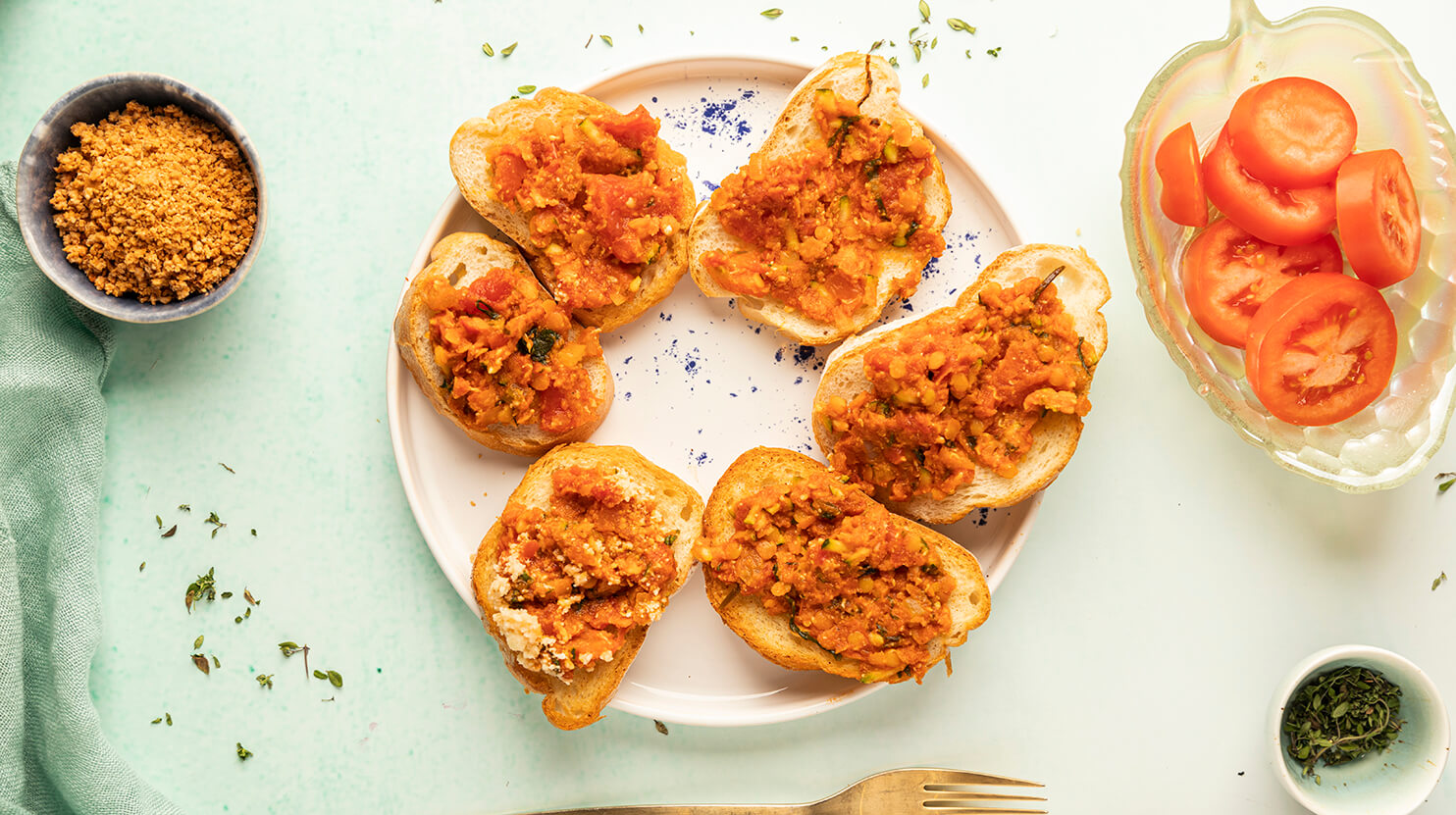 Bruschetta z soczewicą, świeżymi ziołami i serem grana padano