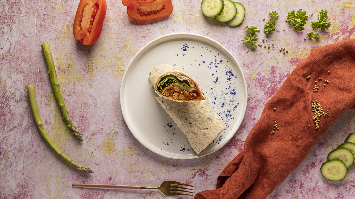 Tortilla z ciecierzycą, cukinią i awokado