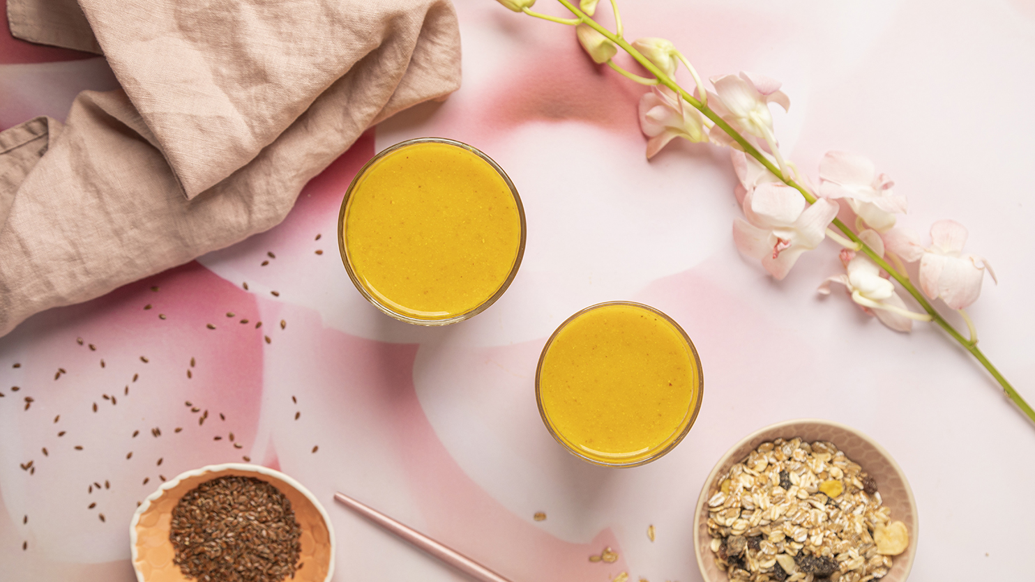 Energetyzujące smoothie banan, pomarańcza, kurkuma, imbir