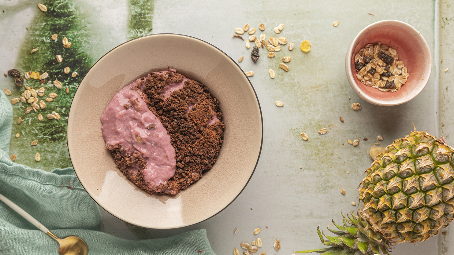 Pudding na mleku roślinnym z czekoladą i malinami