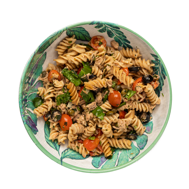 Makaron fusilli z tuńczykiem, oliwkami, kaparami i pomidorkami koktajlowymi