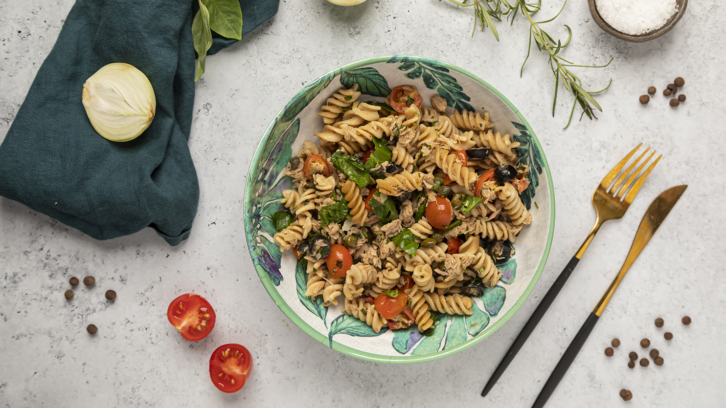 Makaron fusilli z tuńczykiem, oliwkami, kaparami i pomidorkami koktajlowymi
