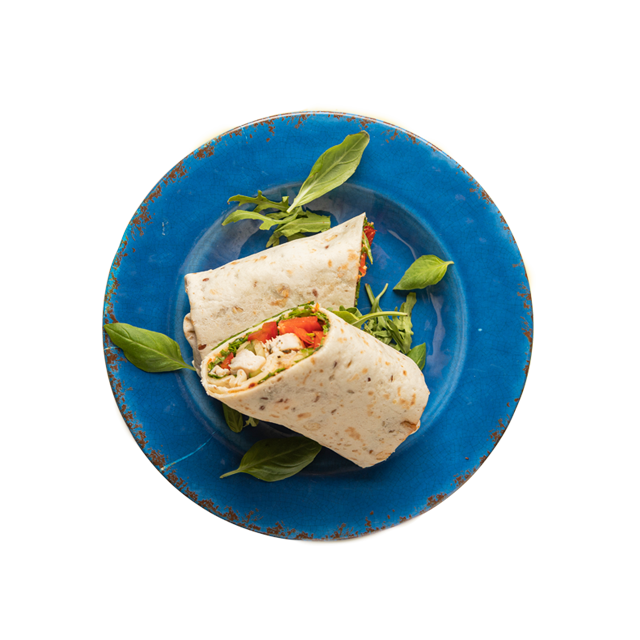 Tortilla z kurczakiem, papryką, ogórkiem i suszonymi pomidorami