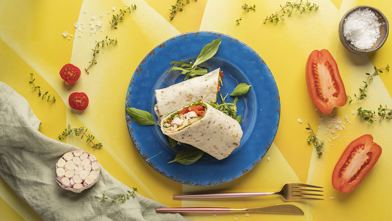 Tortilla z kurczakiem, papryką, ogórkiem i suszonymi pomidorami
