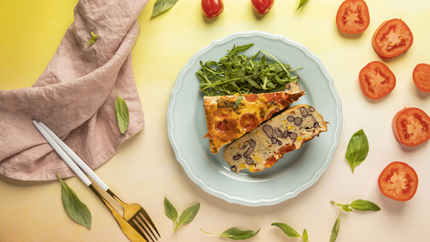 Wegetariański quiche z kukurydzą i papryką