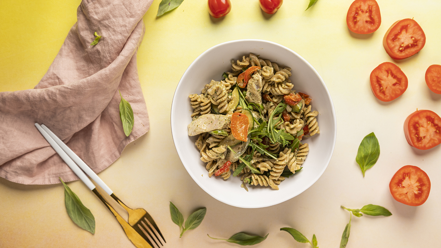 Makaron fusilli z indykiem w orzechowo-bazyliowym pesto