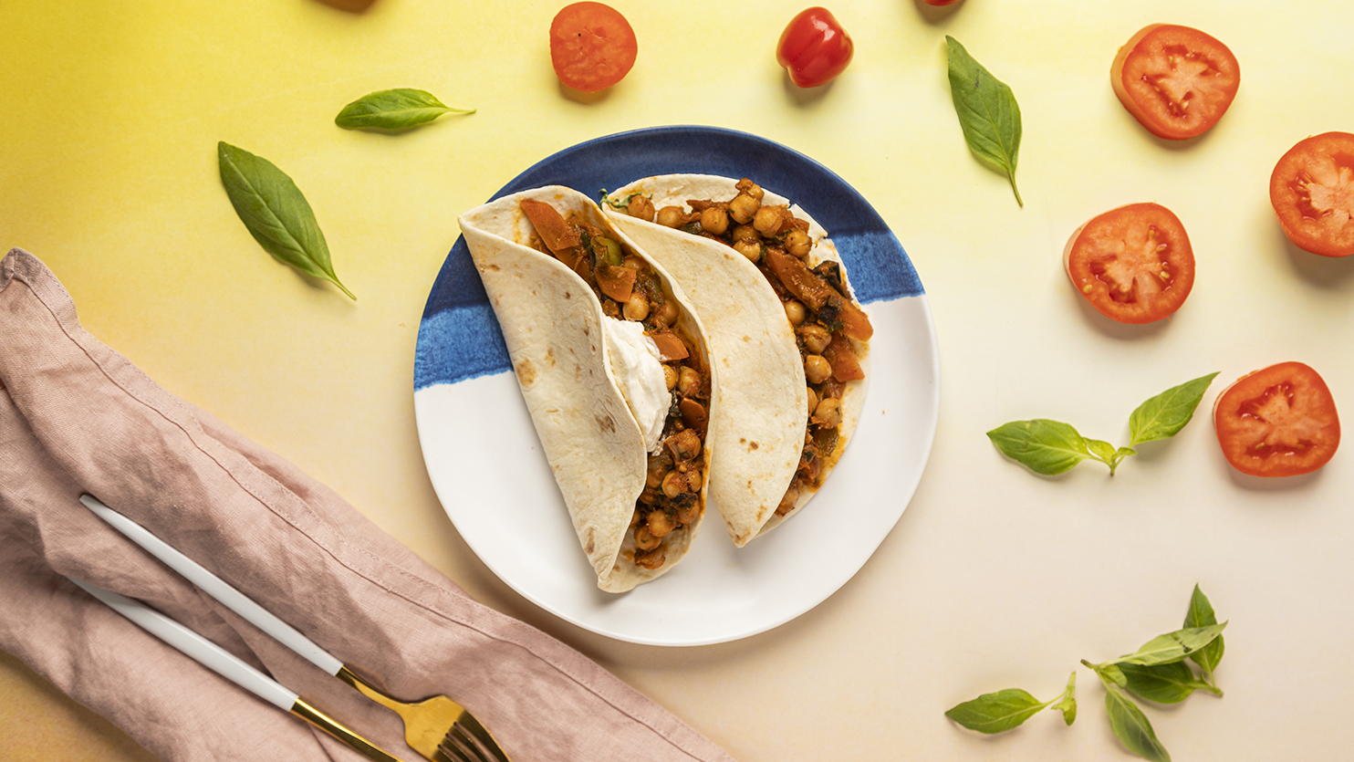 Tortilla z ciecierzycą, cukinią, bakłażanem, papryką i sosem czosnkowym