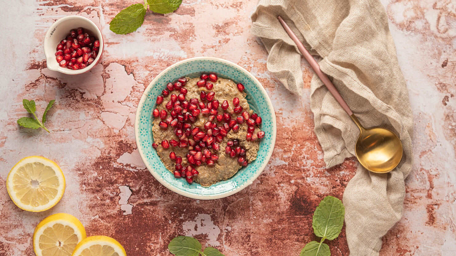 Pudding chia na mleku roślinnym z owocami granatu