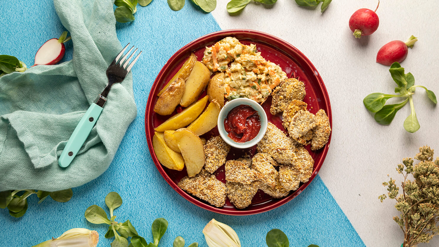 Nuggetsy z kotletów sojowych z pieczonymi ziemniakami i sałatką colesław