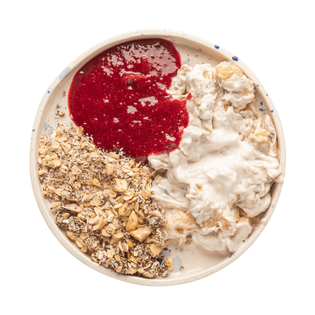 Jogurt naturalny z domową granolą, z czekoladą, bananem i wiśniami