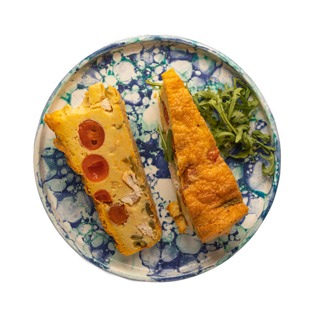 Frittata z mąki z ciecierzycy z kurczakiem, fasolką szparagową i pomidorkami koktajlowymi