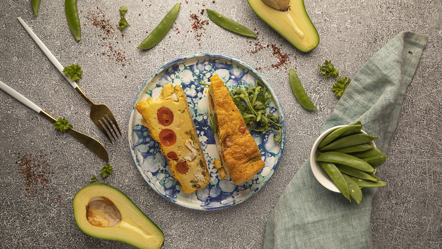 Frittata z mąki z ciecierzycy z kurczakiem, fasolką szparagową i pomidorkami koktajlowymi
