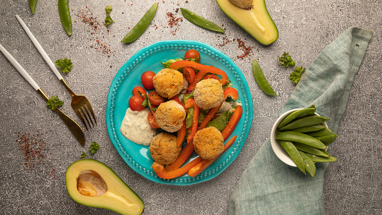 Arancini z mozzarellą i miksem sałat