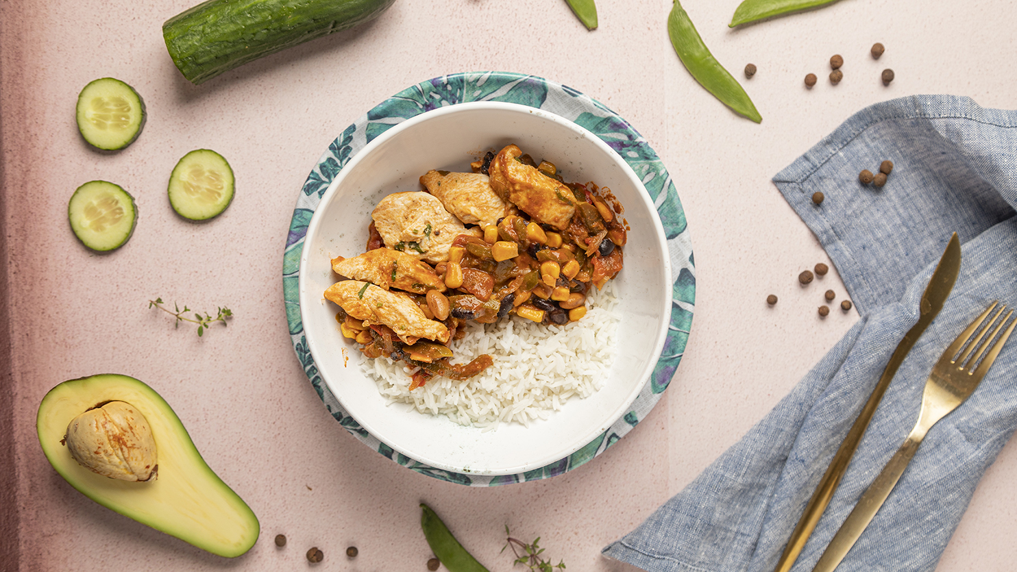 Fajitas z kurczakiem, ryżem, fasolą i zieloną papryką na parze