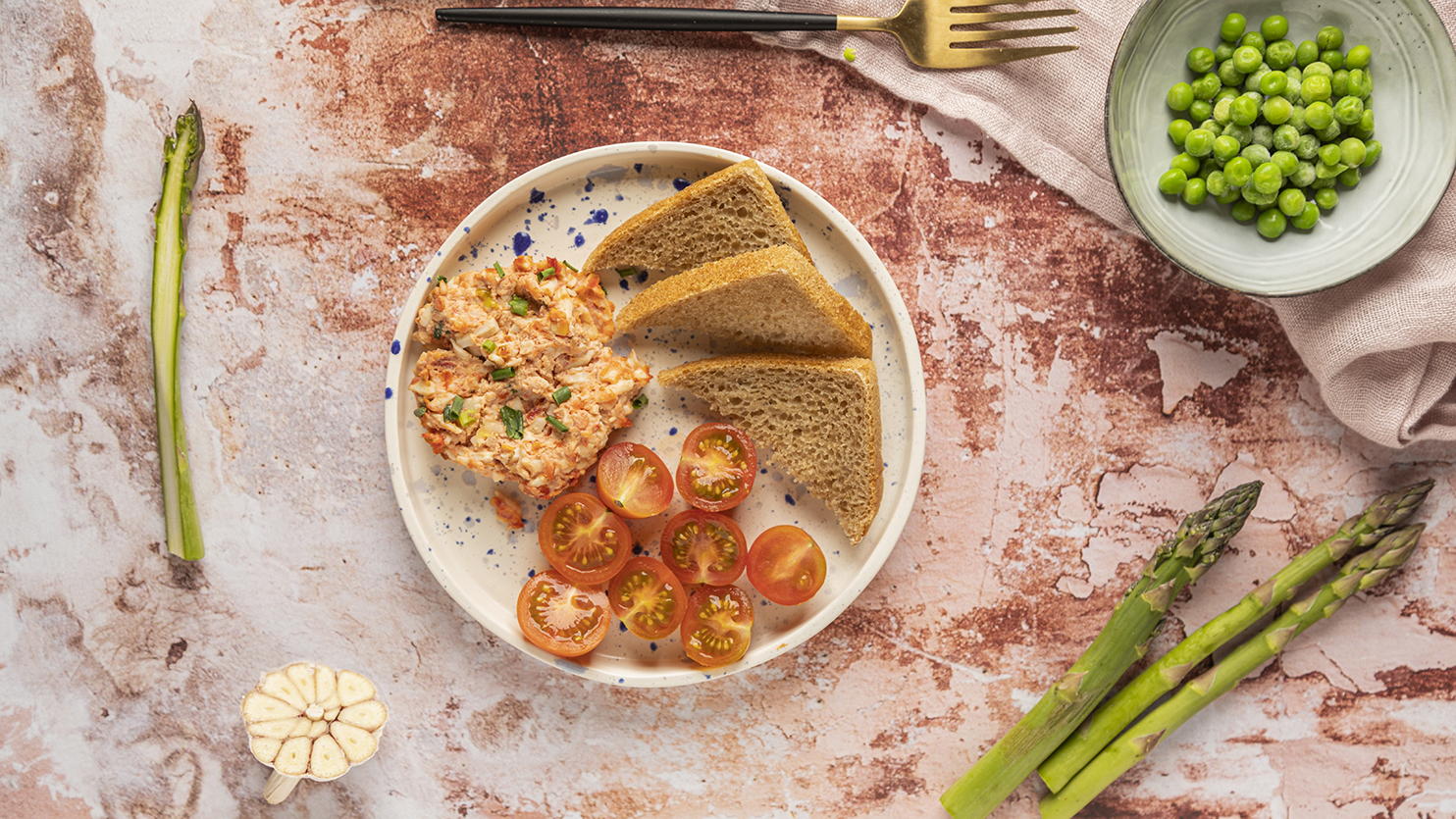 Pasta jajeczna ze szczypiorkiem, suszonymi pomidorami, rukolą i pieczywem