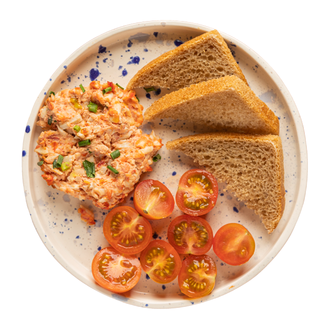 Pasta jajeczna ze szczypiorkiem, suszonymi pomidorami, rukolą i pieczywem