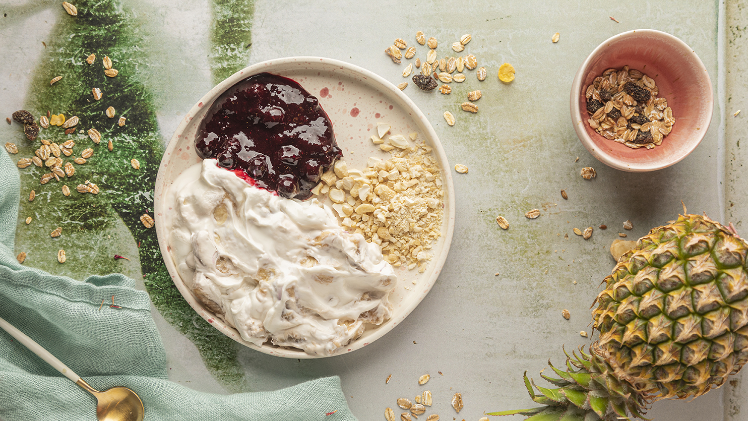 Jogurt grecki z orzechami i bananem