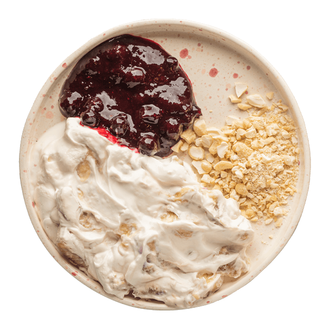Jogurt grecki z orzechami i bananem