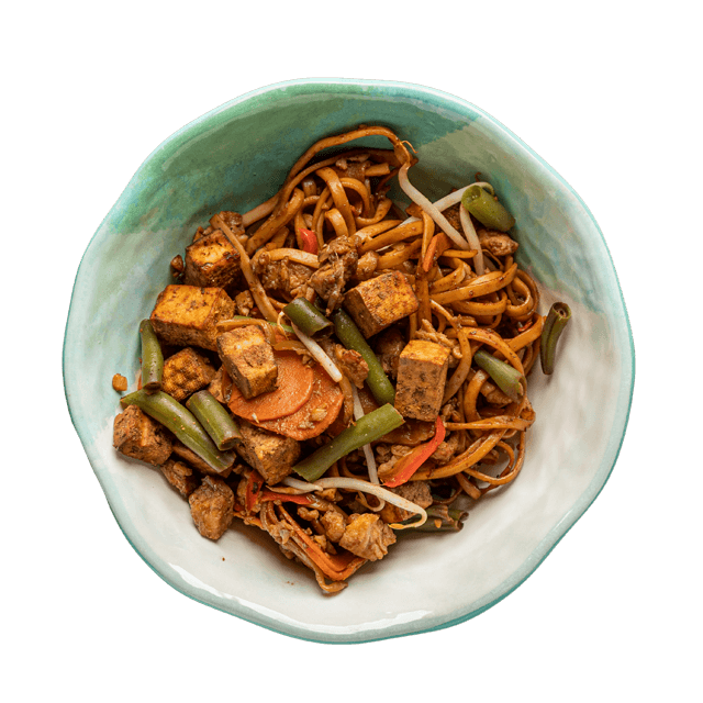 Smażony makaron chow mein z tofu i warzywami