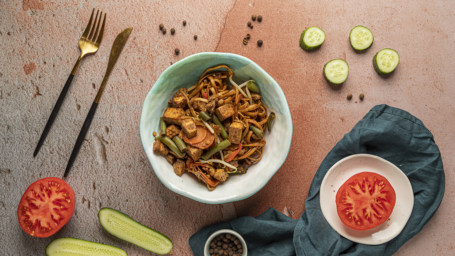 Smażony makaron chow mein z tofu i warzywami