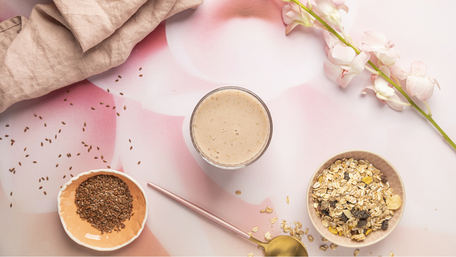 Roślinne smoothie banan-truskawki-mięta