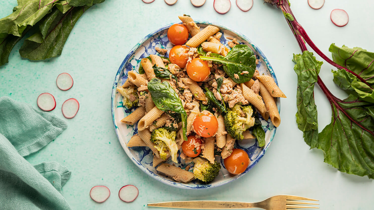 Makaron penne z tuńczykiem, szpinakiem i pomidorkami koktajlowymi