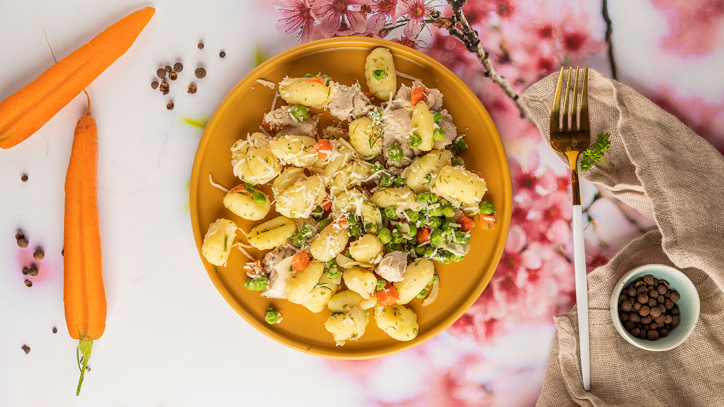 Gnocchi z indykiem, groszkiem, marchewką i serem grana padano