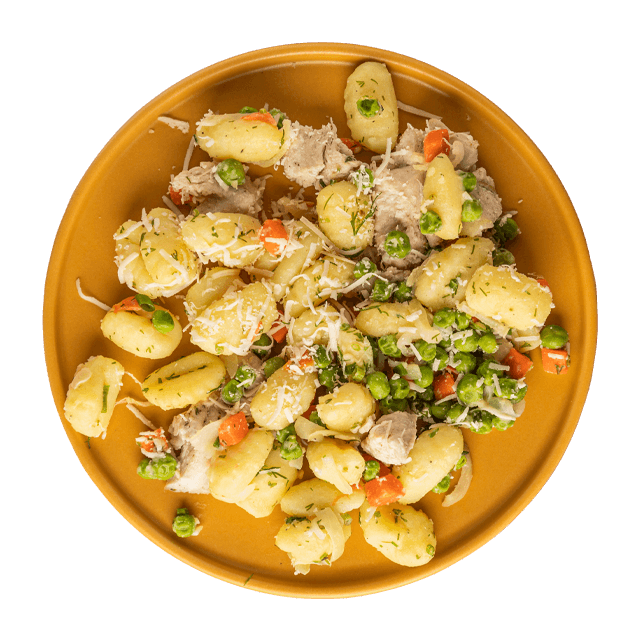 Gnocchi z indykiem, groszkiem, marchewką i serem grana padano