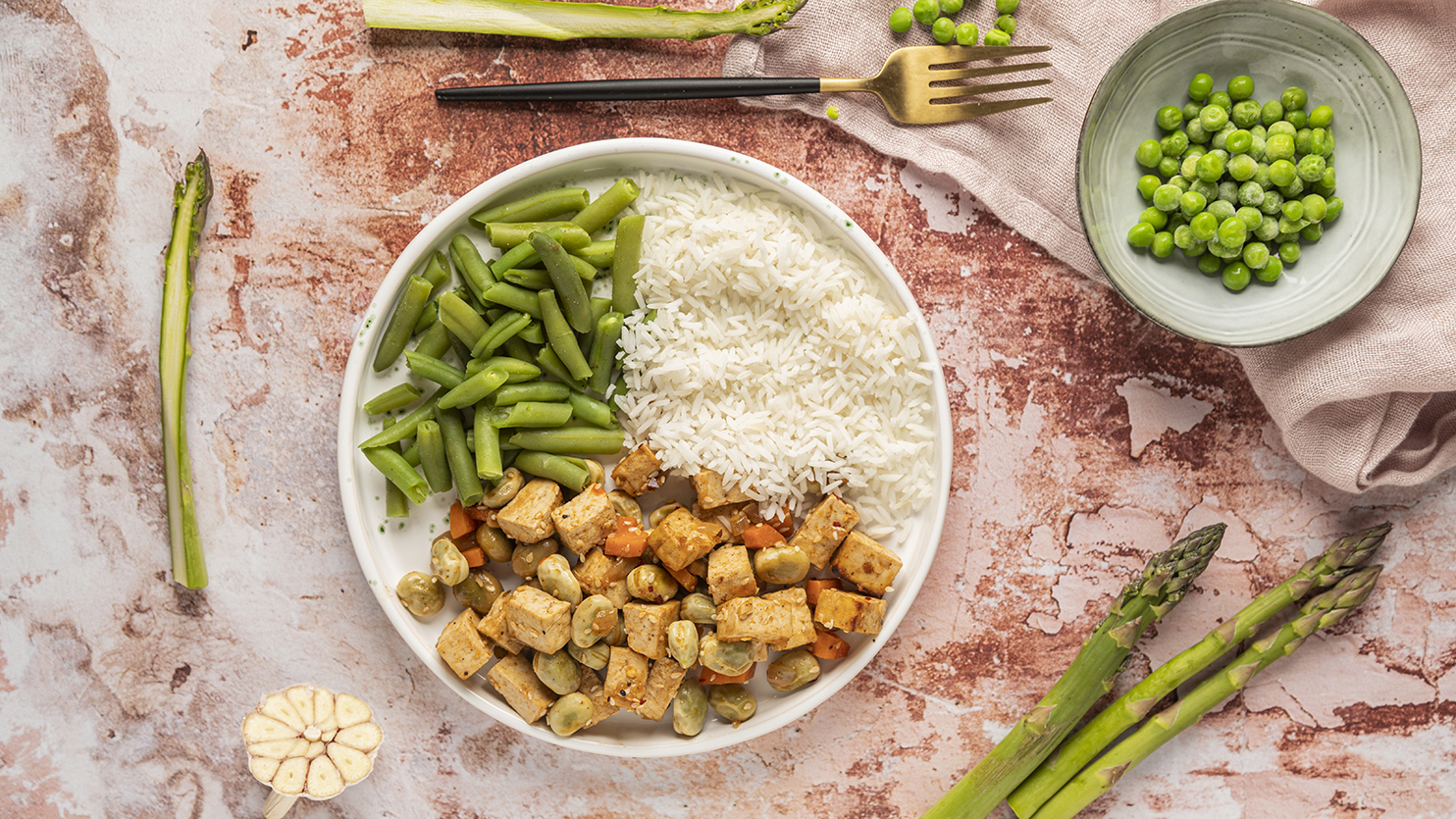 Bób z tofu po koreańsku z ryżem i fasolką szparagową