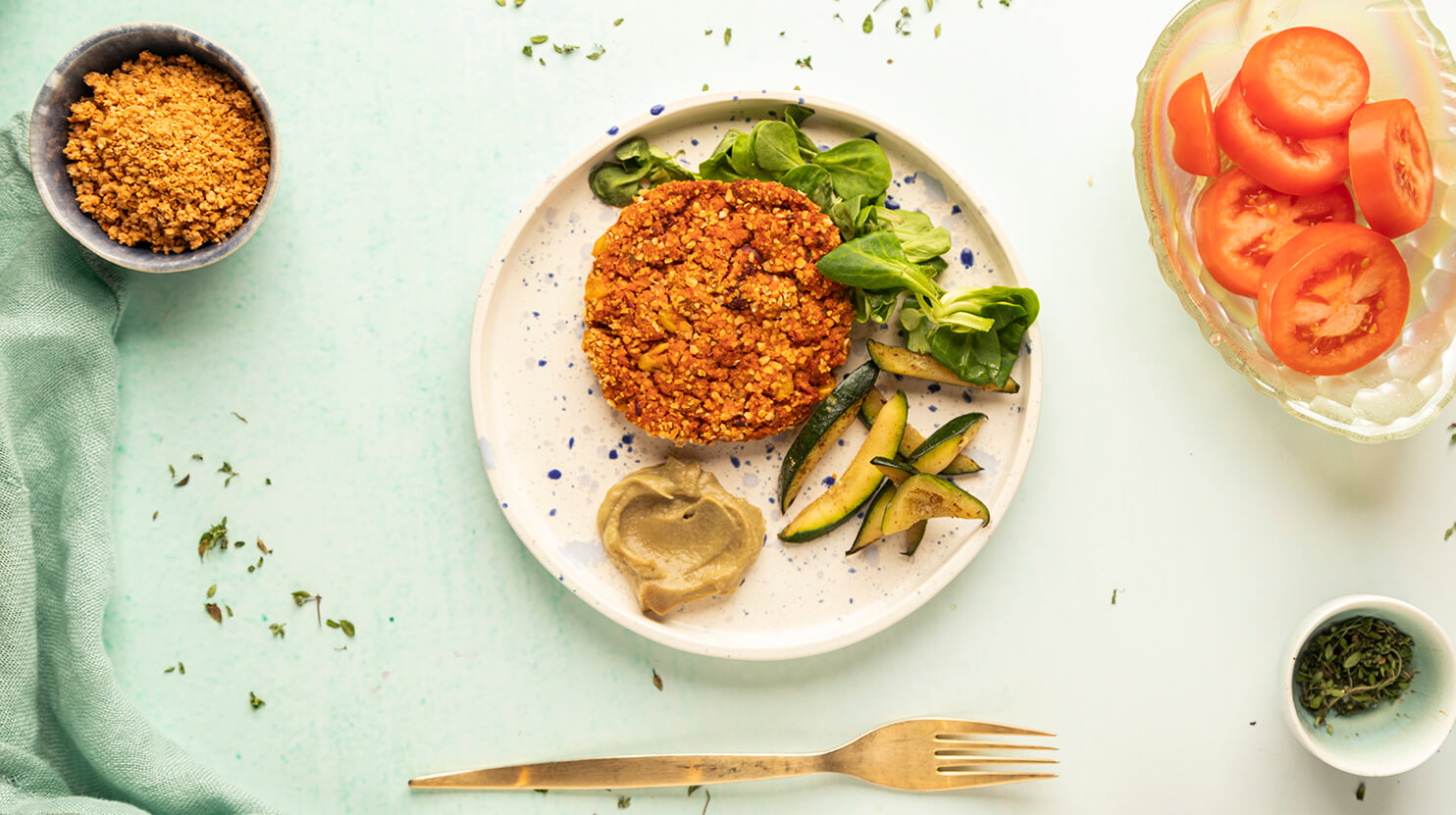 Burger z fasoli z awokado i grillowaną cukinią