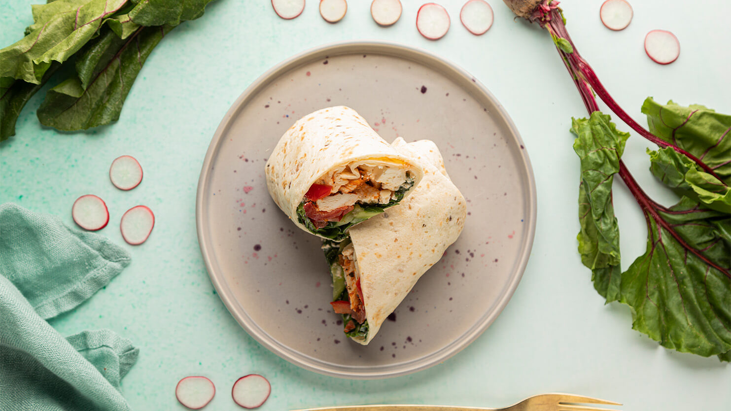 Tortilla z kurczakiem, warzywami i serem sałatkowym
